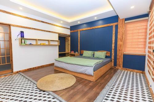 归仁HomeStay Võ Thị Yến的一间卧室设有一张床和蓝色的墙壁