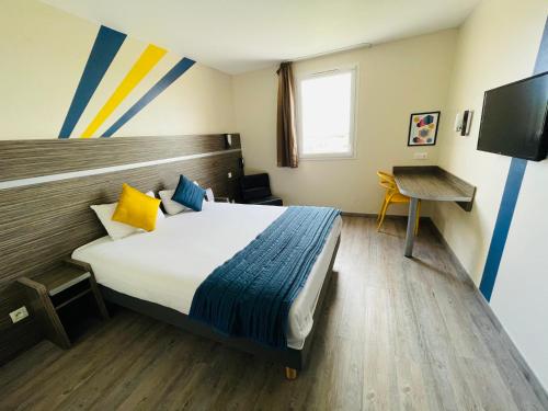 第戎Comfort Hotel Dijon Sud - 21600 LONGVIC的酒店客房设有一张大床和一张书桌。