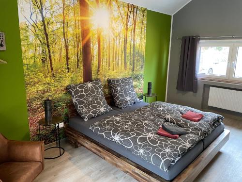 蒙绍Haus Wunschlos Auf Aderich的一间卧室配有一张享有森林美景的床