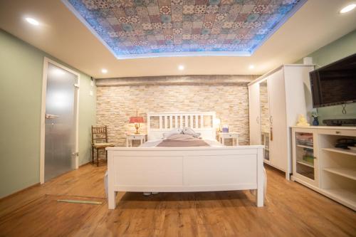 劳芬堡Altstadtzimmer的一间卧室设有一张床和蓝色的天花板