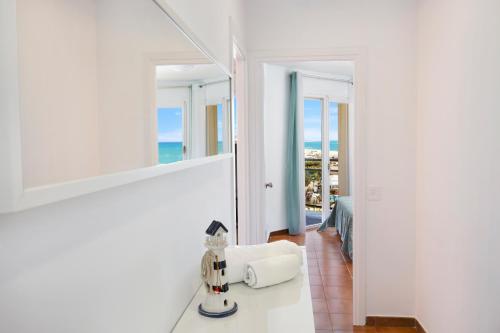 圣苏珊娜Santa Susanna Sunrise Apartment的白色浴室设有镜子,享有海景