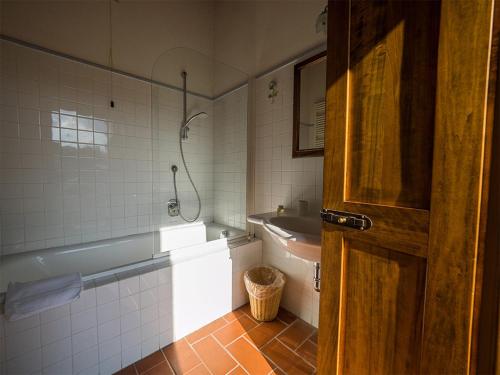 基安蒂盖奥勒Paradiso in Chianti的带浴缸、盥洗盆和卫生间的浴室