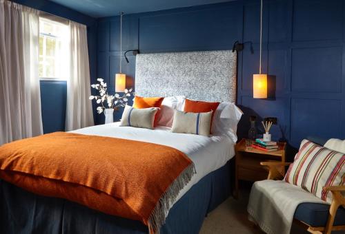 巴斯The Loft House - Beautiful House in Best Location的蓝色卧室配有一张带橙色毯子的大床