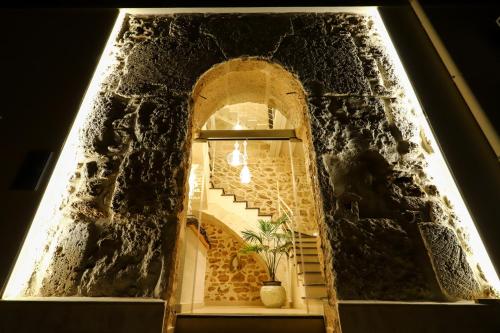 兰佩杜萨7Palazzi的石墙的楼梯,有窗户和植物