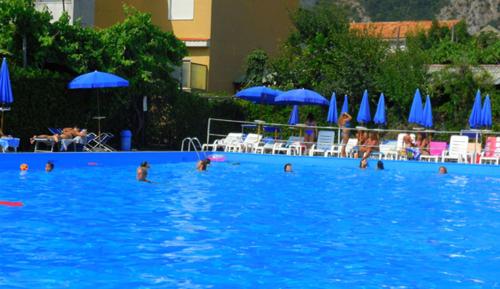 皮雅诺迪索伦托菲奥里达兰希奥酒店的一群人在游泳池里