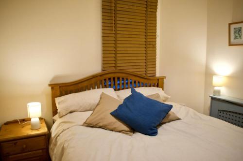 爱丁堡Newly Refurbed Home with Free Parking的床上有蓝色枕头