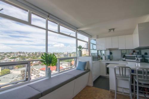 悉尼Bright 1 Bedroom Studio with Amazing City Views的厨房设有俯瞰着城市的大窗户