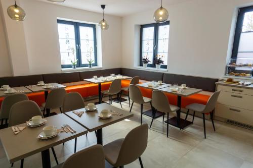 海布Pension Berlin的用餐室设有桌椅和窗户。