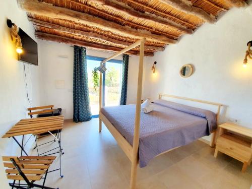 莫哈卡尔B&B La Nava Suites的一间卧室设有一张床和木制天花板