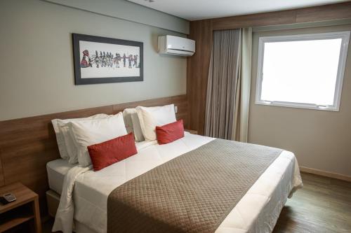 蒙蒂斯克拉鲁斯Dubai Suites的酒店客房配有一张带红色枕头的大床