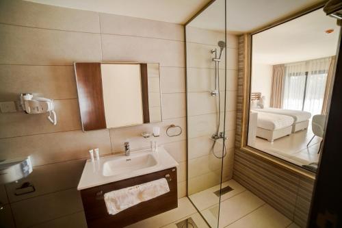 亚喀巴Sea view hotel的一间带水槽和镜子的浴室