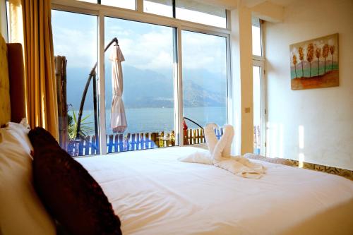 圣佩德罗拉拉古纳TIBERIAS by luxury Atitlan的一间卧室设有一张大床和大窗户