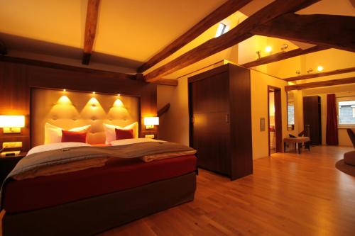 赖尔梅尔斯海默别墅精品酒店的一间卧室配有一张大床和灯光