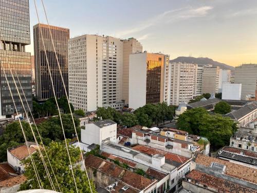里约热内卢菲奥拉凡公寓的享有城市和高楼的景色