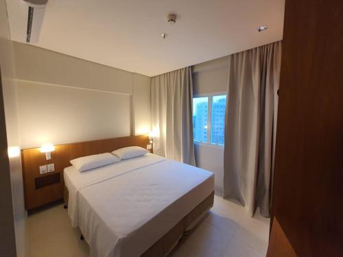 萨利诺波利斯SALINAS EXCLUSIVE RESORT的卧室配有白色的床和窗户。