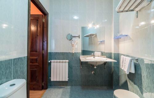 蒙福特·德·莱蒙斯Hotel Casa Reboiro的一间带水槽和卫生间的浴室