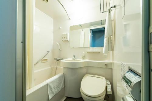 福冈博多中洲华盛顿酒店的一间带卫生间和水槽的小浴室