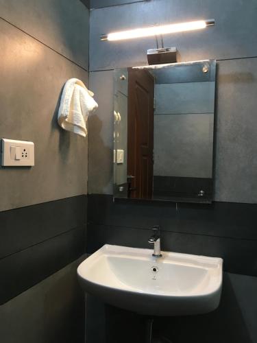 瓦加蒙Vagamon Vagashore的一间带水槽和镜子的浴室