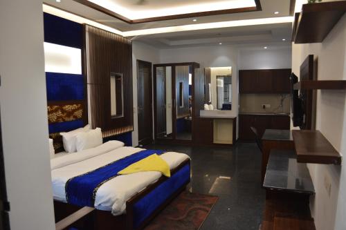 穆扎夫法尔普尔JJK Rukmini Vilas Hotel & Banquet的一间带大床的卧室和一间厨房