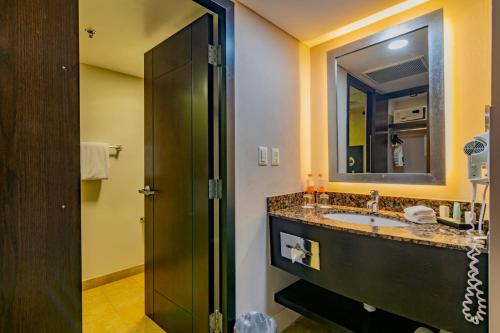 埃莫西约埃莫西约 鲁克那酒店的一间带水槽和镜子的浴室