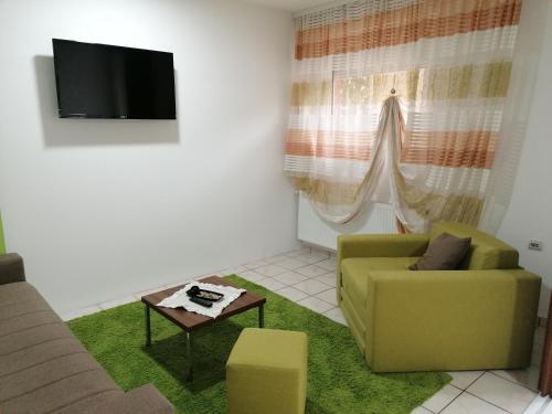 帕拉钦Fast Sleep & Go 1的客厅配有绿色沙发和电视