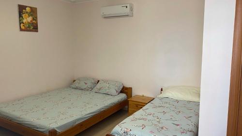 敖德萨Mini-Otel Luch的小型客房 - 带两张床和Aermottermottermott