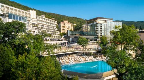 奥帕提亚阿德瑞阿缇克大酒店的一座带游泳池和部分建筑的度假村