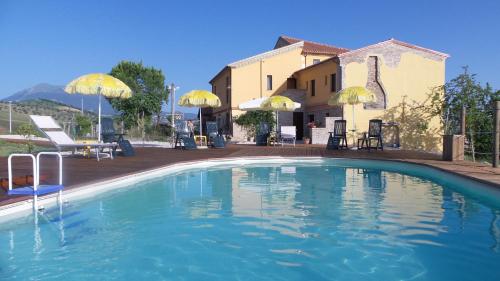 SantʼOmeroIl Casale Dei Ciliegi的房屋前的游泳池