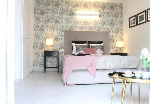 普拉托Il Melograno的一间卧室配有一张带粉色毯子的床