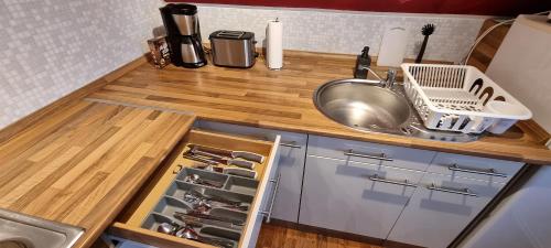 皮尔纳Süße kleine Ferienwohnung的厨房配有带水槽和水槽的台面