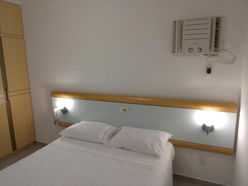 维多利亚Apart Hotel Quartier Latin的卧室配有白色的床和风扇