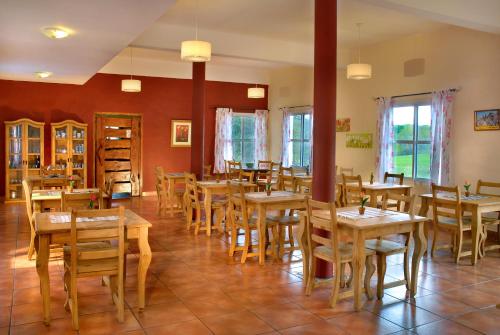 贝尔格拉诺将军镇Posada Quellen的用餐室配有木桌和椅子