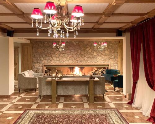 阿拉霍瓦科斯诺纳斯艾里斯奥尼旅馆的客厅设有壁炉和吊灯。