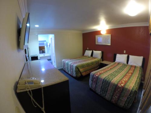 安纳海姆Calico Motel的酒店客房配有两张床和一张书桌