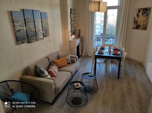 尼斯Pretty and quiet top floor 2 bedroom flat in the port area of Nice的客厅配有沙发和桌子