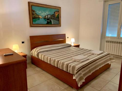 圣托·斯特凡诺·阿尔马尔La Posidonia sul mare的一间卧室配有一张床,上面有两条毛巾