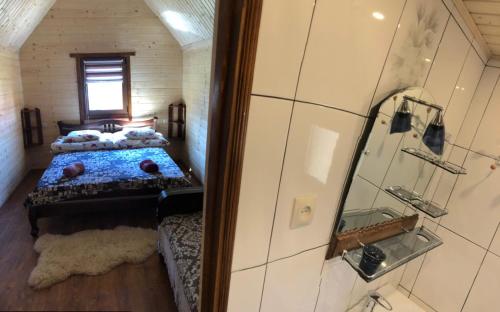 科洛恰瓦Садиба під Чертежиком 2的小房间设有床和镜子