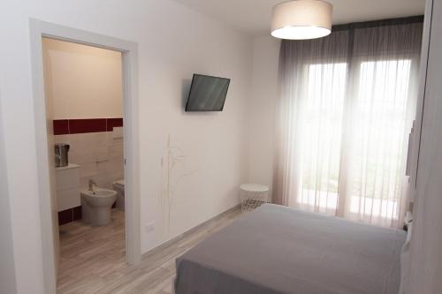 卡斯蒂里昂纳·德拉佩Sogni d'orto的白色的浴室设有卫生间和窗户。