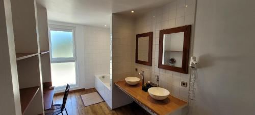 索尔古河畔的恩特莱奎斯Villa Liberty的浴室设有木台上的两个盥洗盆