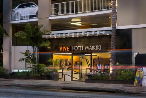 檀香山威基基VIVE酒店的标有“是酒店步行”的旅馆大楼