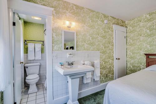 大洋城Atlantic Hotel, Inc的白色的浴室设有水槽和卫生间。