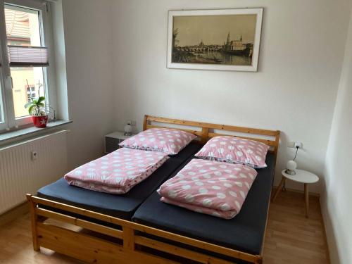德累斯顿Ferienwohnung Tapetenwechsel -Balkon-的一张床上有两个枕头的房间