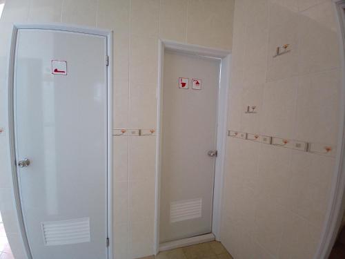 隱君子的撒野的浴室位于门旁,设有2个淋浴间。