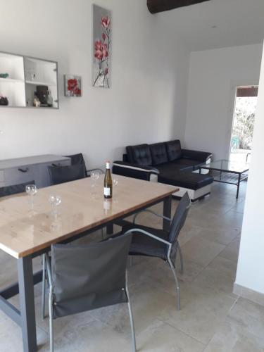 GaronsNimes-Camargues的一间带桌椅和沙发的用餐室