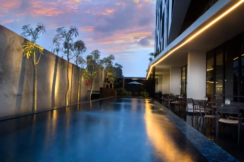 雅加达Neo Hotel Tendean Jakarta by ASTON的一座建筑物中央的游泳池