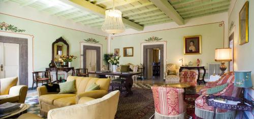 维泰博法里内拉别墅旅馆的客厅配有沙发、椅子和桌子