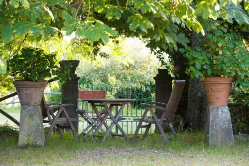 维泰博法里内拉别墅旅馆的树下野餐桌椅