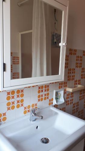 Vara SuperioreLa casa della nonna的浴室设有白色水槽和镜子