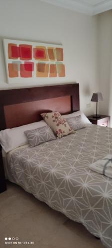 圣哈维耶尔Bevs ground floor Roda Golf Apartment!的一间卧室配有一张带两个枕头的床