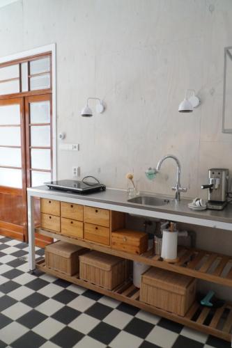 多德雷赫特Steeg 8的厨房配有水槽和台面